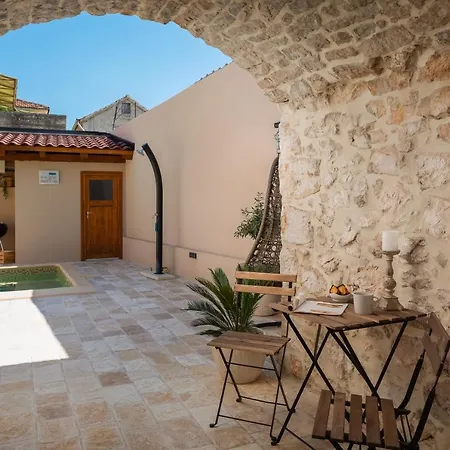 Kameni Dvori Villa *