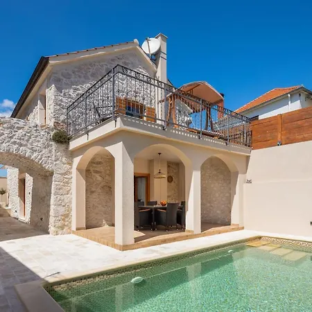 Kameni Dvori * Sveti Filip i Jakov