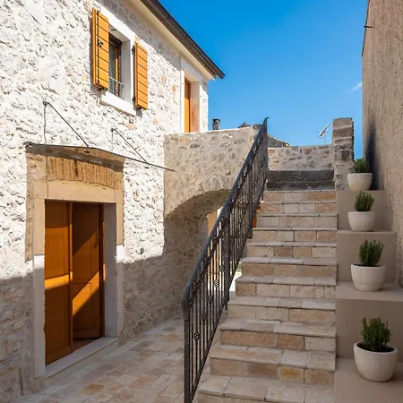 Kameni Dvori Sveti Filip i Jakov