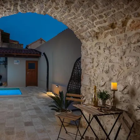 Kameni Dvori Vila