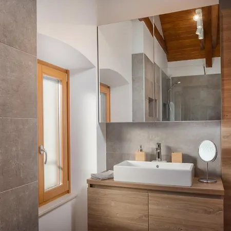 Kameni Dvori * Sveti Filip i Jakov